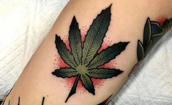 Tatuagem alienígena fumando