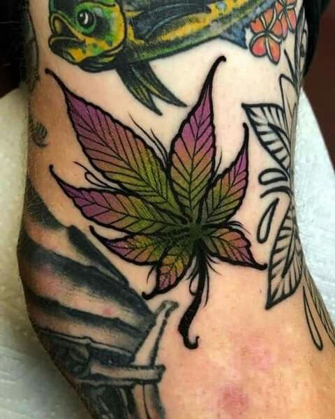 tatuagem de folha de maconha