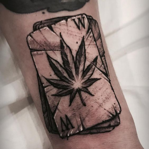 tatuagem de folha de maconha