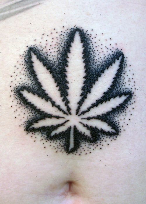 tatuagem de folha de maconha