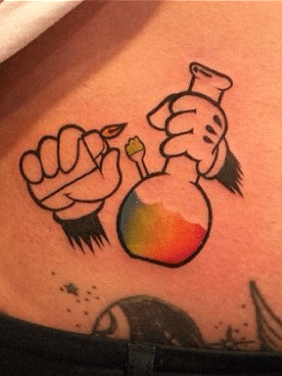 tatuagem de bong de maconha