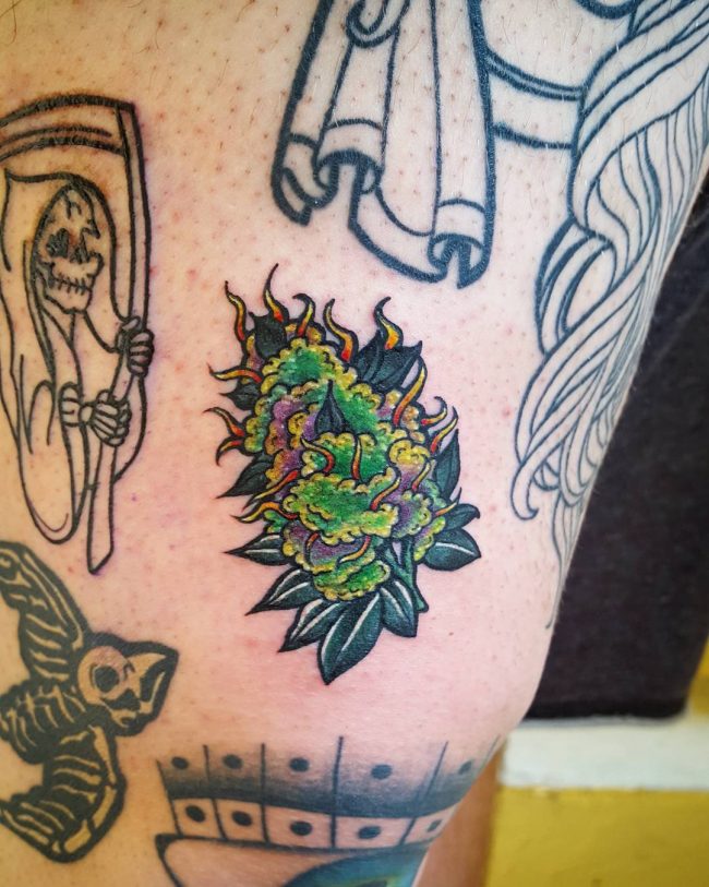 tatuagem de flor de maconha