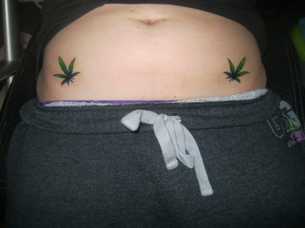 tatuagem de maconha na cintura