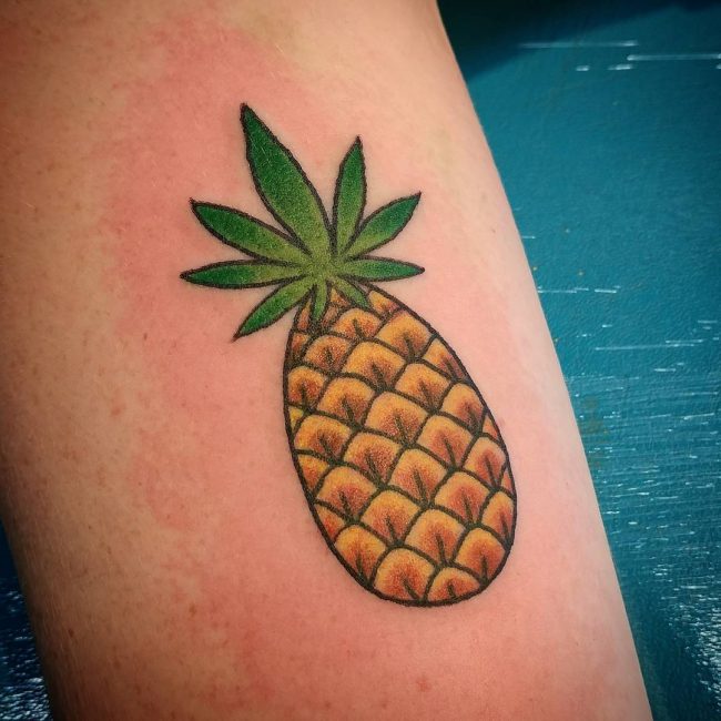 tatuagem de abacaxi com folha de maconha