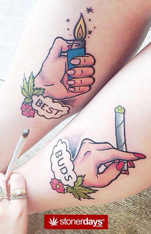 tatuagem de duas maos acendendo um baseado de maconha