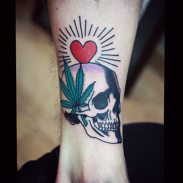 tatuagem de maconha colorida com caveira