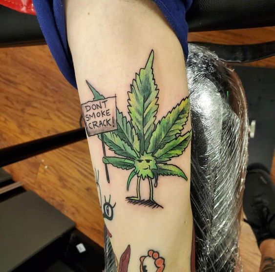 tatuagem de folha de maconha