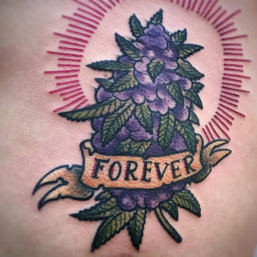 tatuagem da flor de maconha com tons roxos e uma faixa escrita forever