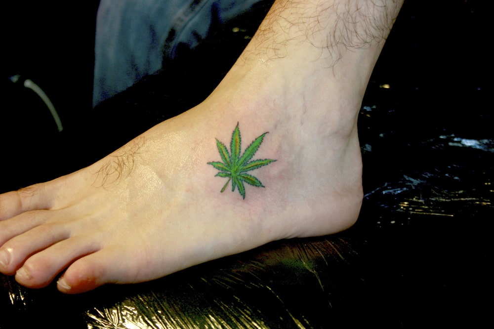 tatuagem de folha de maconha