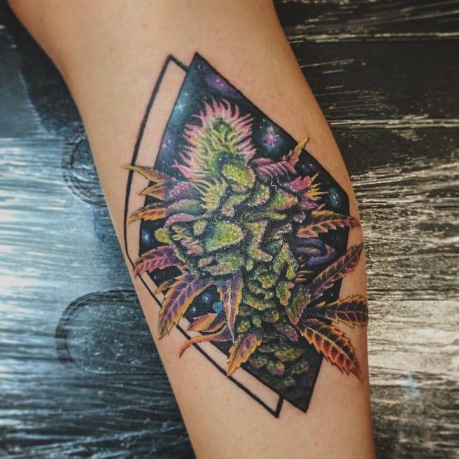 tatuagem de flor de maconha com fundo de galaxia