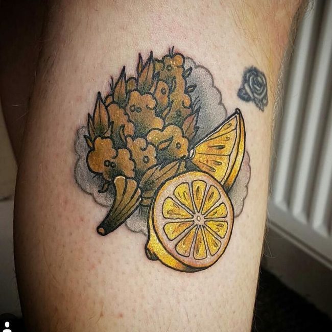 tatuagem de flor de maconha camarão