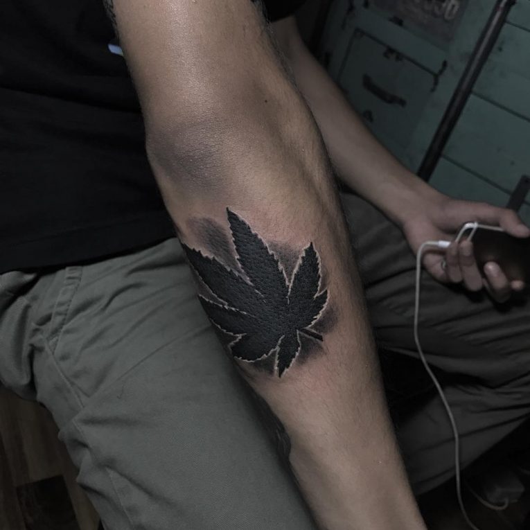 tatuagem de maconha masculina