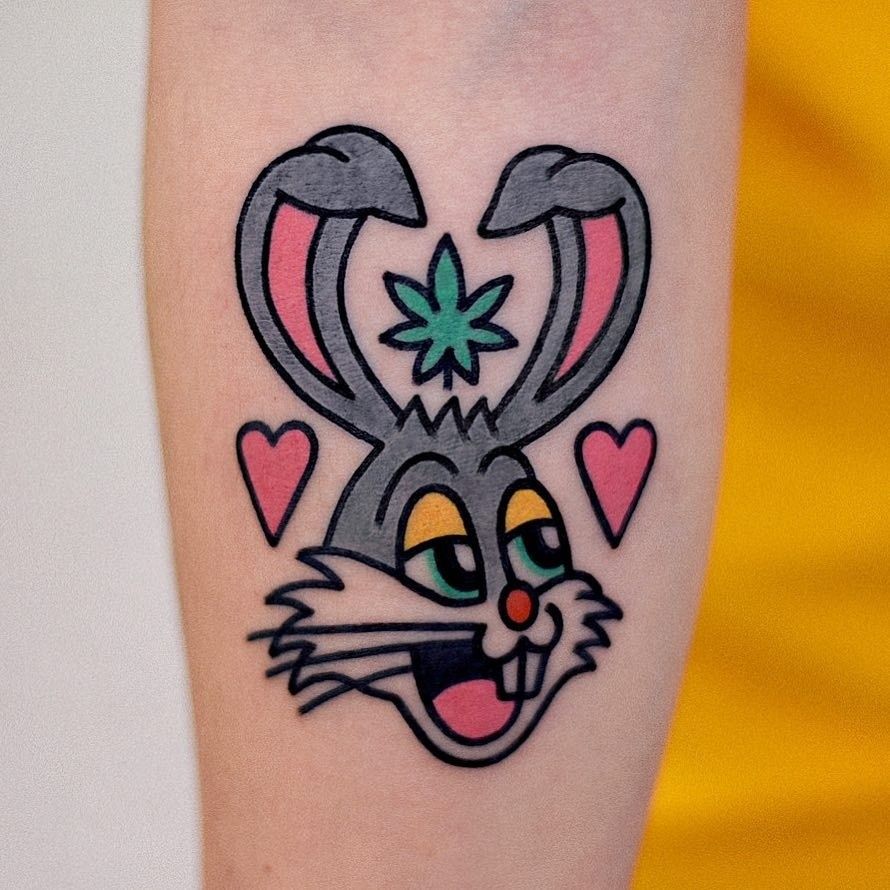 tatuagem de maconha pernalonga