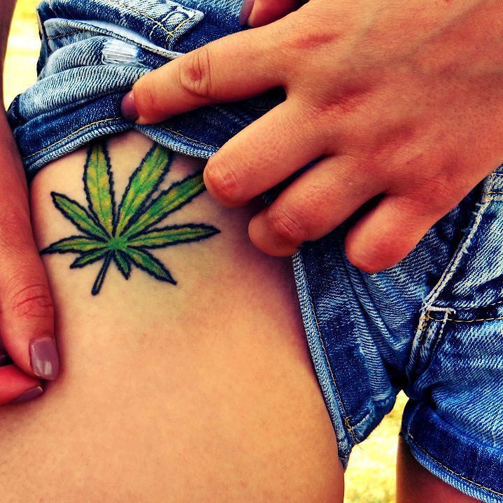 tatuagem de maconha na virilha