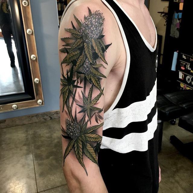 tatuagem de flor de maconha no braço