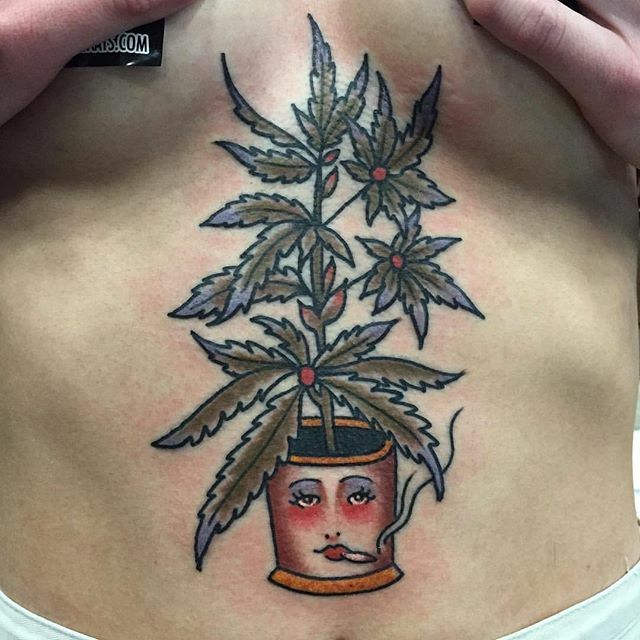 tattoo pé de maconha