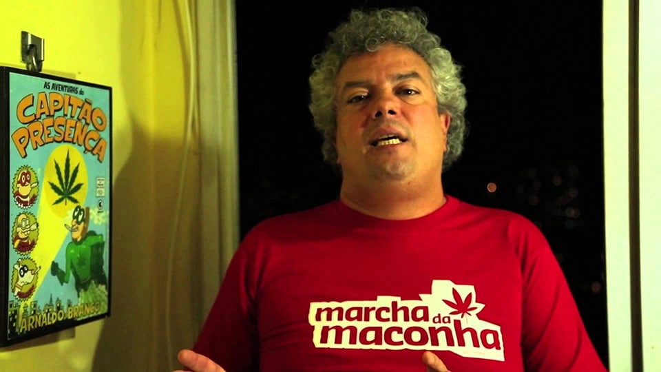 André Barros com camiseta da Marcha da Maconha