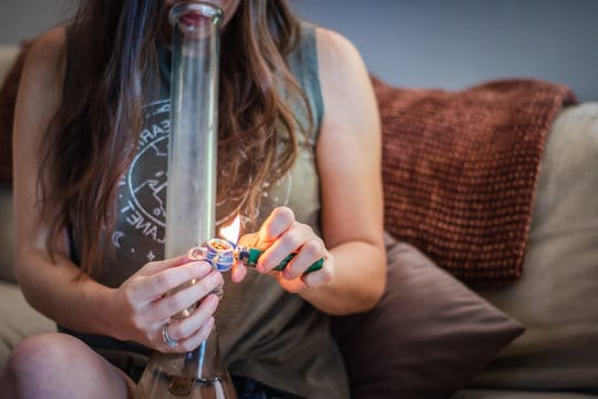 fumar maconha vicia Adobe Stock fumar maconha vicia Adobe Stock
